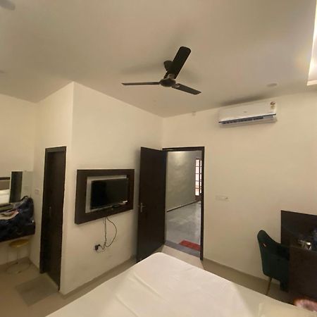 Solitaire Gardens Near Airport Lucknow Exterior foto